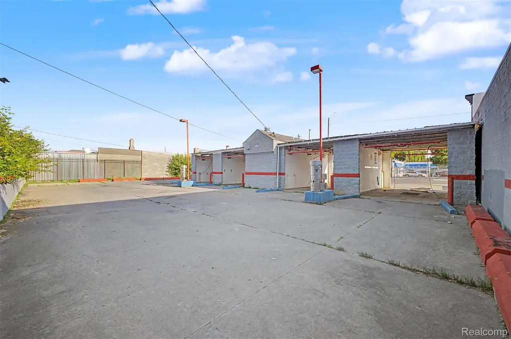 19639 W Warren Avenue Detroit City MI 48228