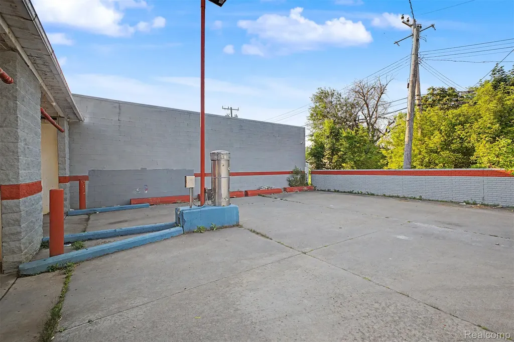 19639 W Warren Avenue Detroit City MI 48228