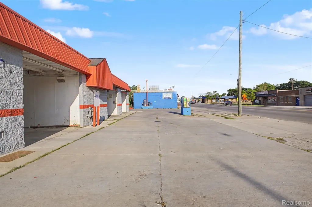 19639 W Warren Avenue Detroit City MI 48228