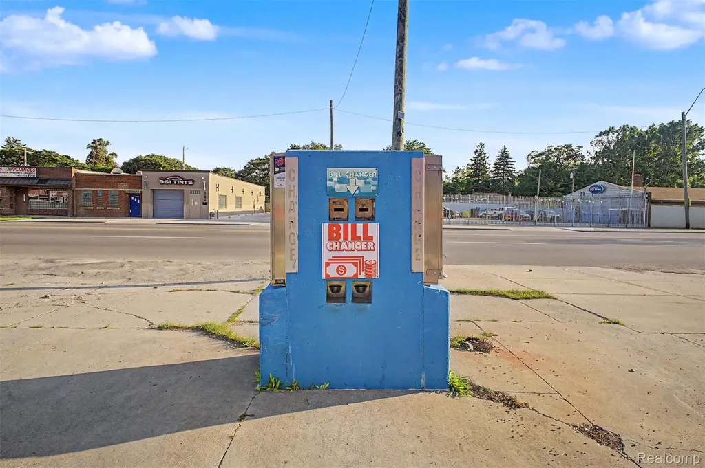 19639 W Warren Avenue Detroit City MI 48228