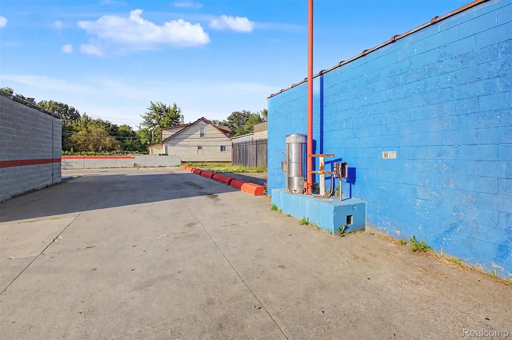 19639 W Warren Avenue Detroit City MI 48228