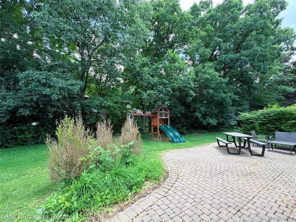 5937 Red Coat Lane West Bloomfield Charter Township MI 48322