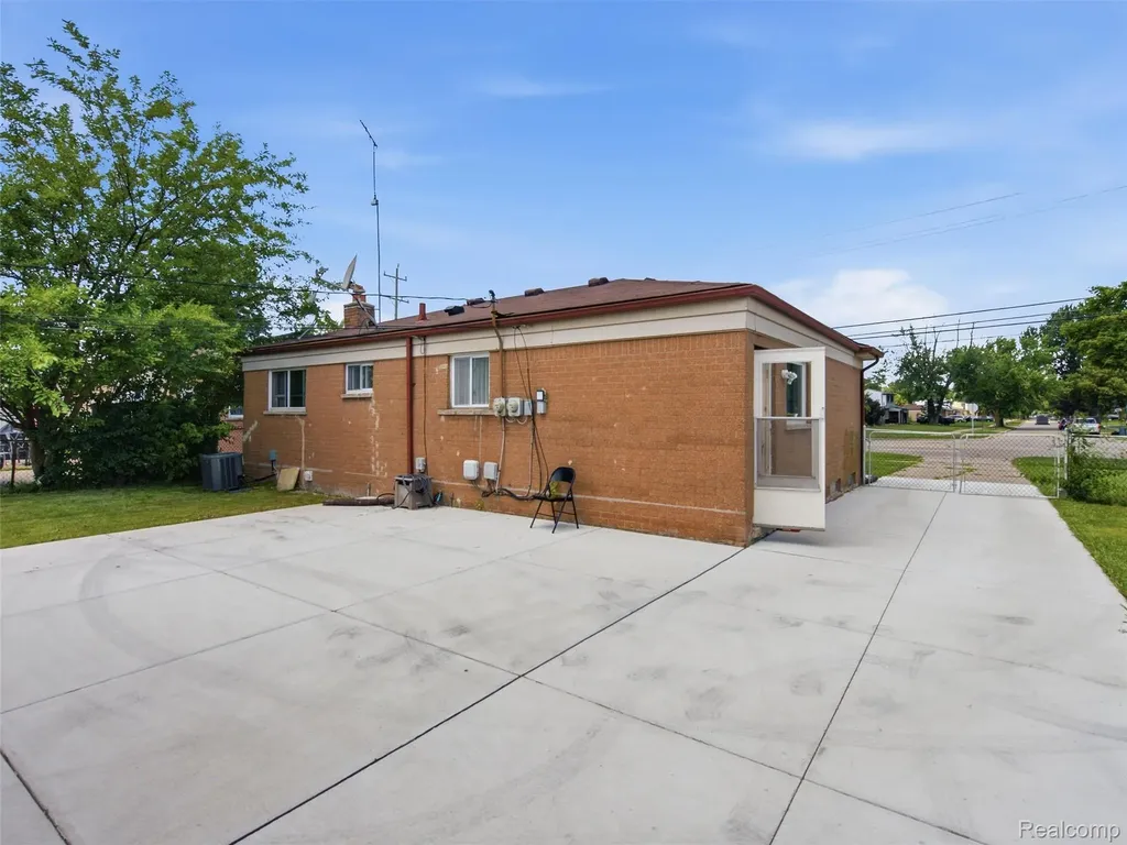 3218 E 14 Mile Road Warren City MI 48092
