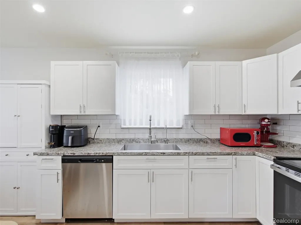3218 E 14 Mile Road Warren City MI 48092