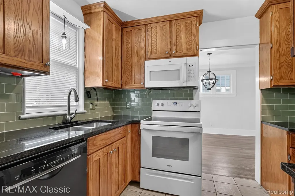 909 Fernwood Road Royal Oak City MI 48067