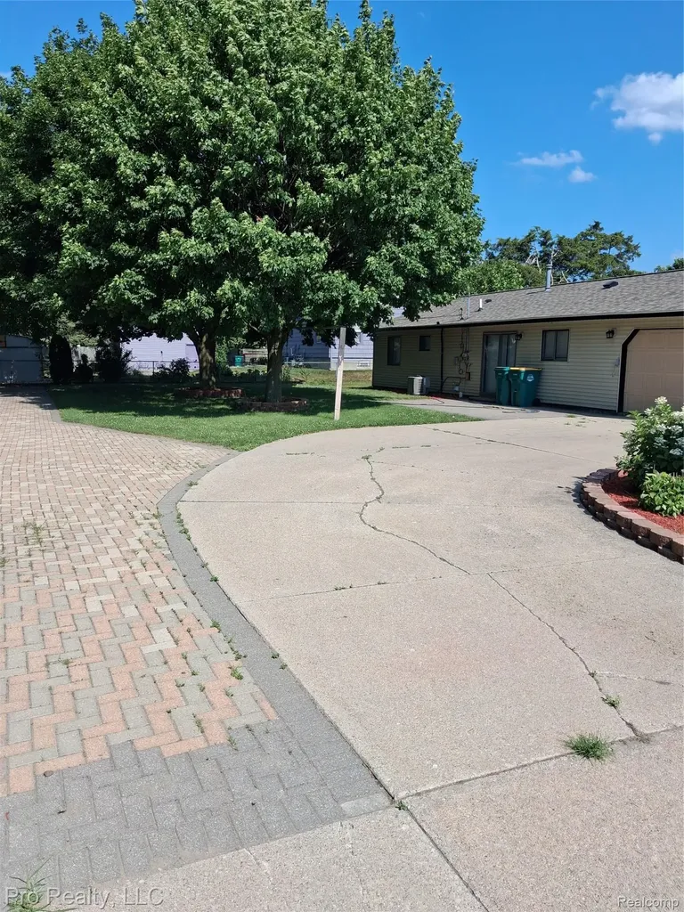 2219 Lakeview Avenue Ypsilanti Charter Township MI 48198