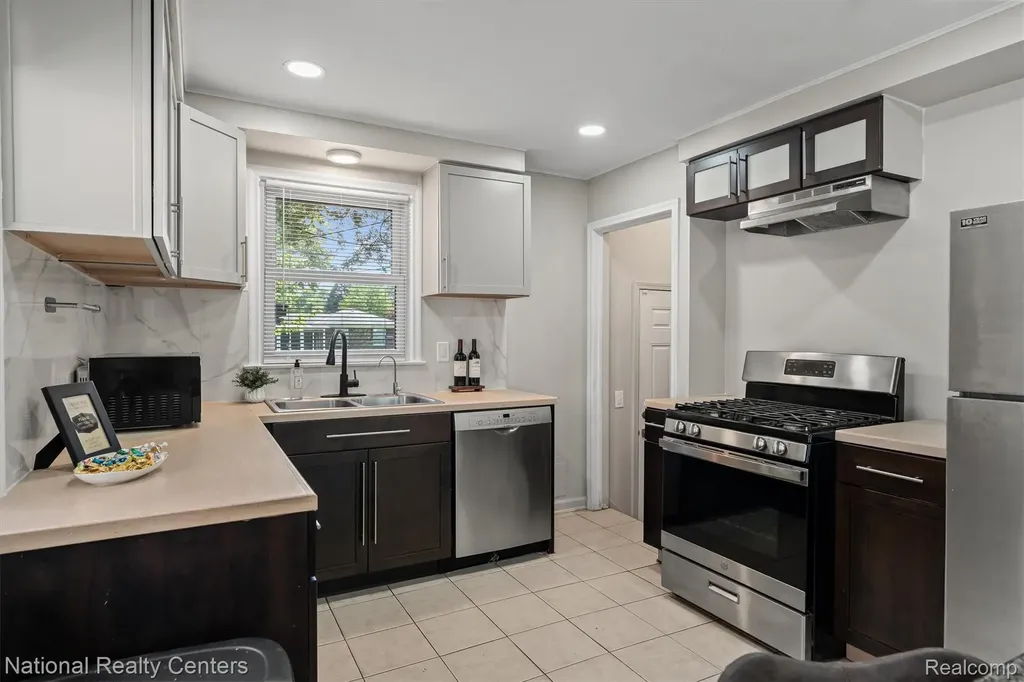 9984 Hemingway E Redford Charter Township MI 48239