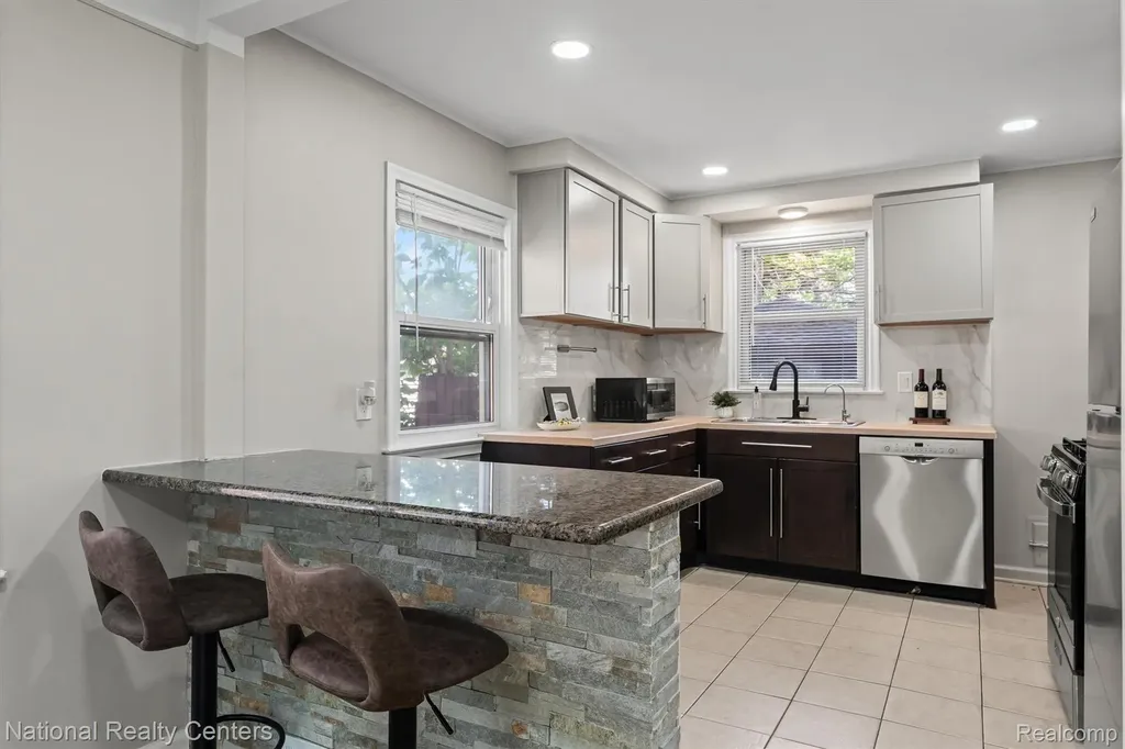 9984 Hemingway E Redford Charter Township MI 48239