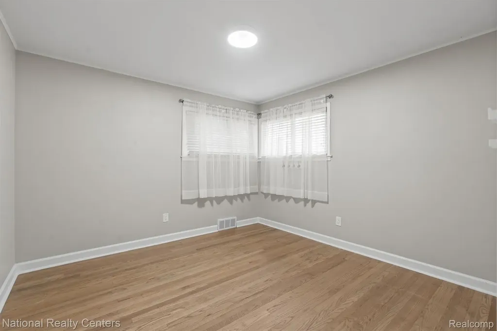 9984 Hemingway E Redford Charter Township MI 48239