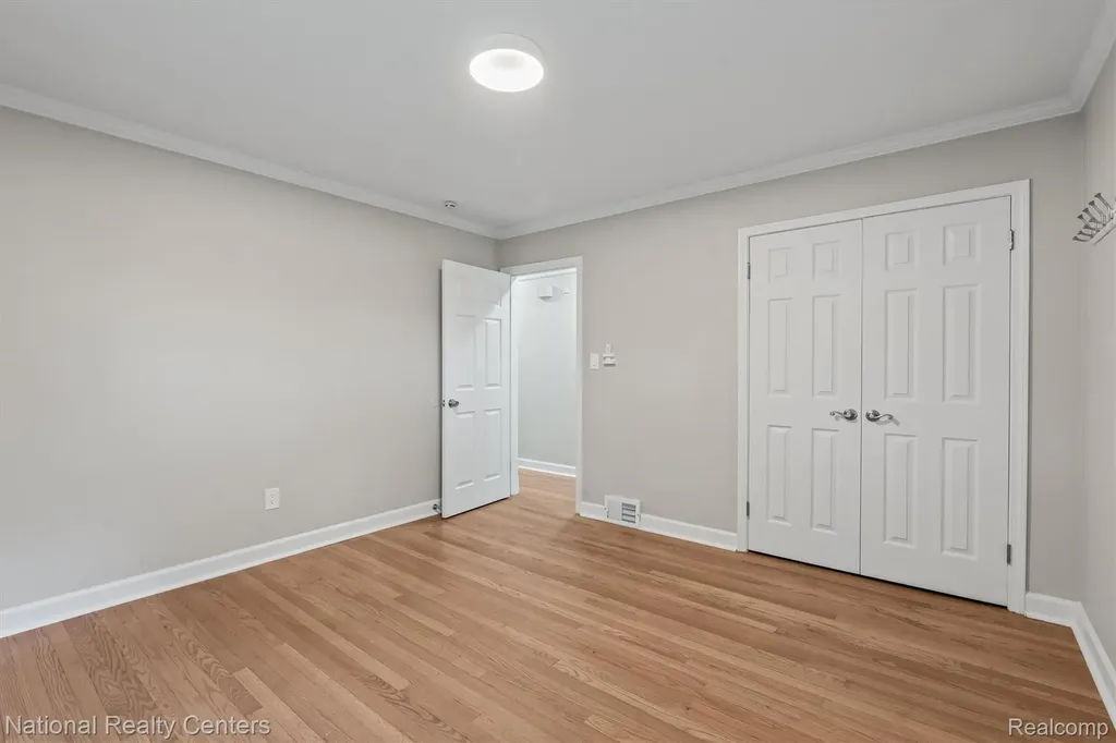 9984 Hemingway E Redford Charter Township MI 48239