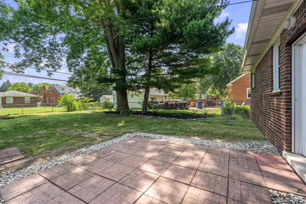 9984 Hemingway E Redford Charter Township MI 48239