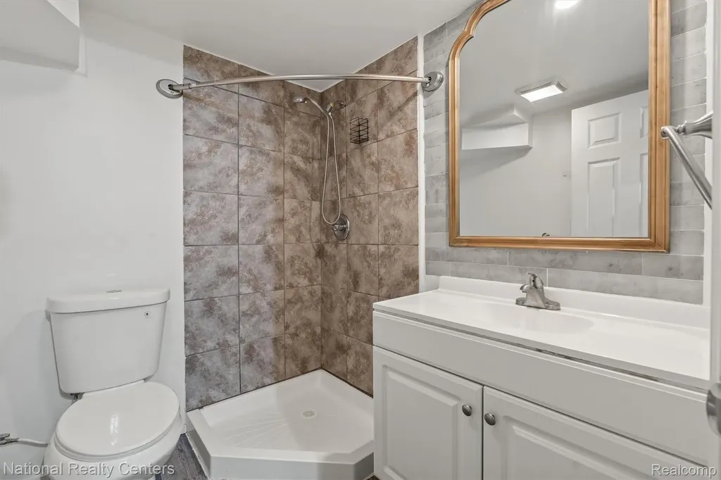 9984 Hemingway E Redford Charter Township MI 48239