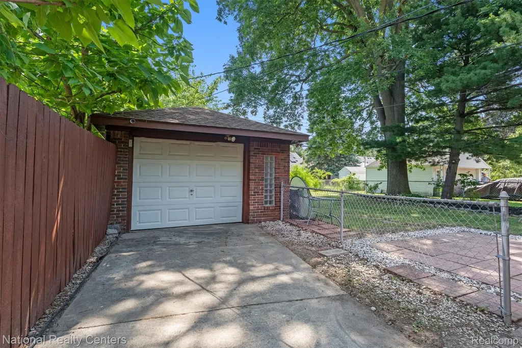 9984 Hemingway E Redford Charter Township MI 48239