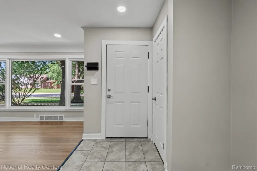9984 Hemingway E Redford Charter Township MI 48239