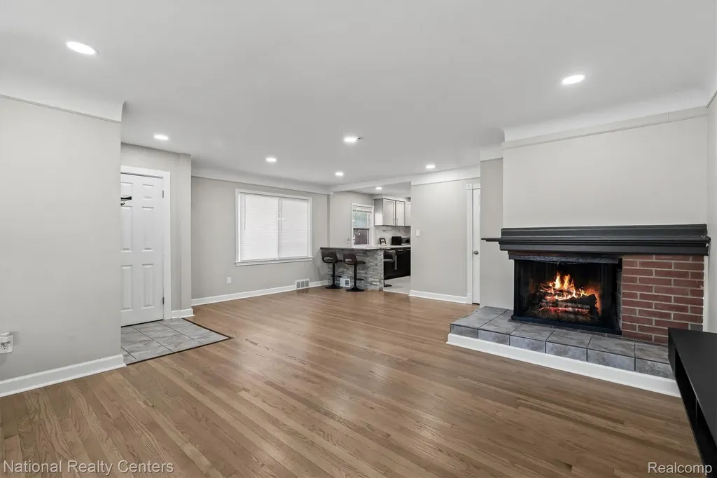 9984 Hemingway E Redford Charter Township MI 48239