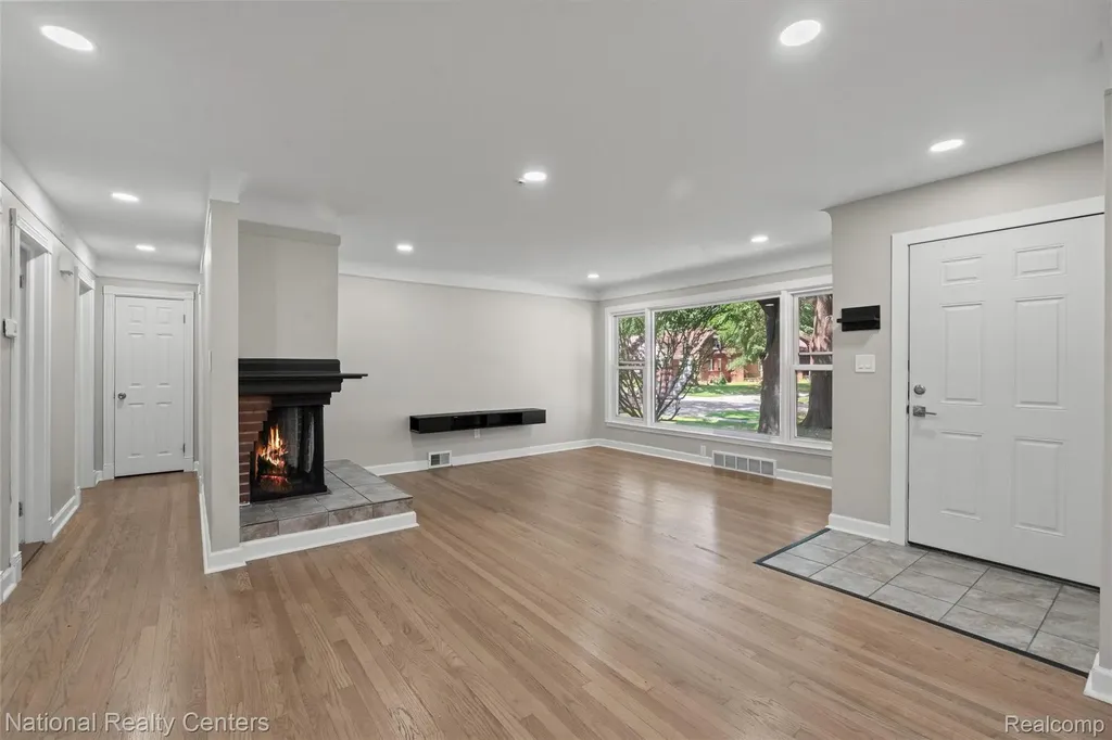 9984 Hemingway E Redford Charter Township MI 48239