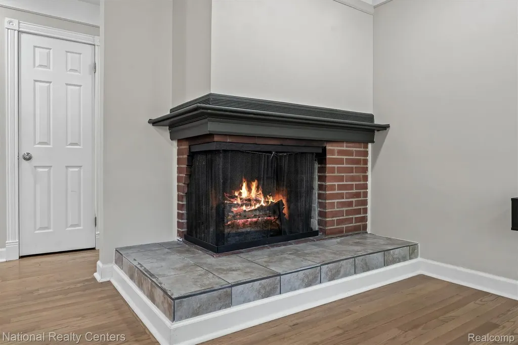 9984 Hemingway E Redford Charter Township MI 48239