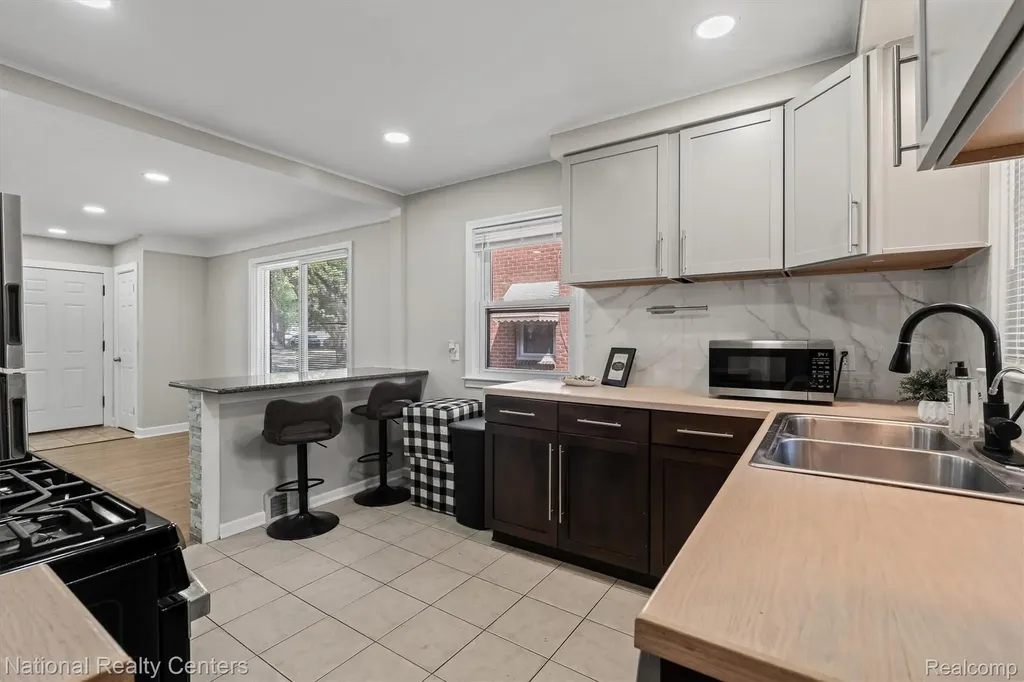 9984 Hemingway E Redford Charter Township MI 48239