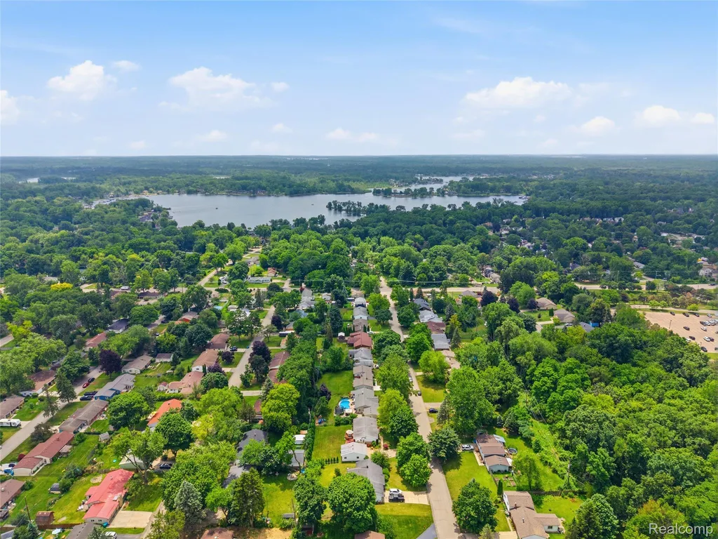 4844 Whitlow Boulevard Commerce Charter Township MI 48382