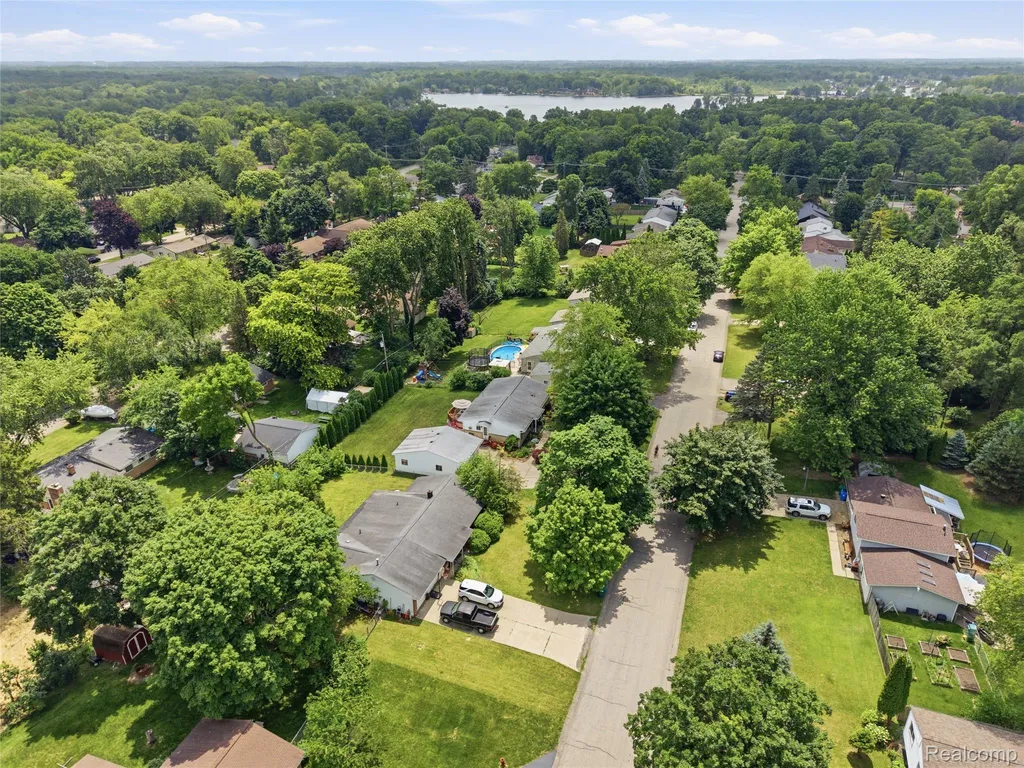 4844 Whitlow Boulevard Commerce Charter Township MI 48382