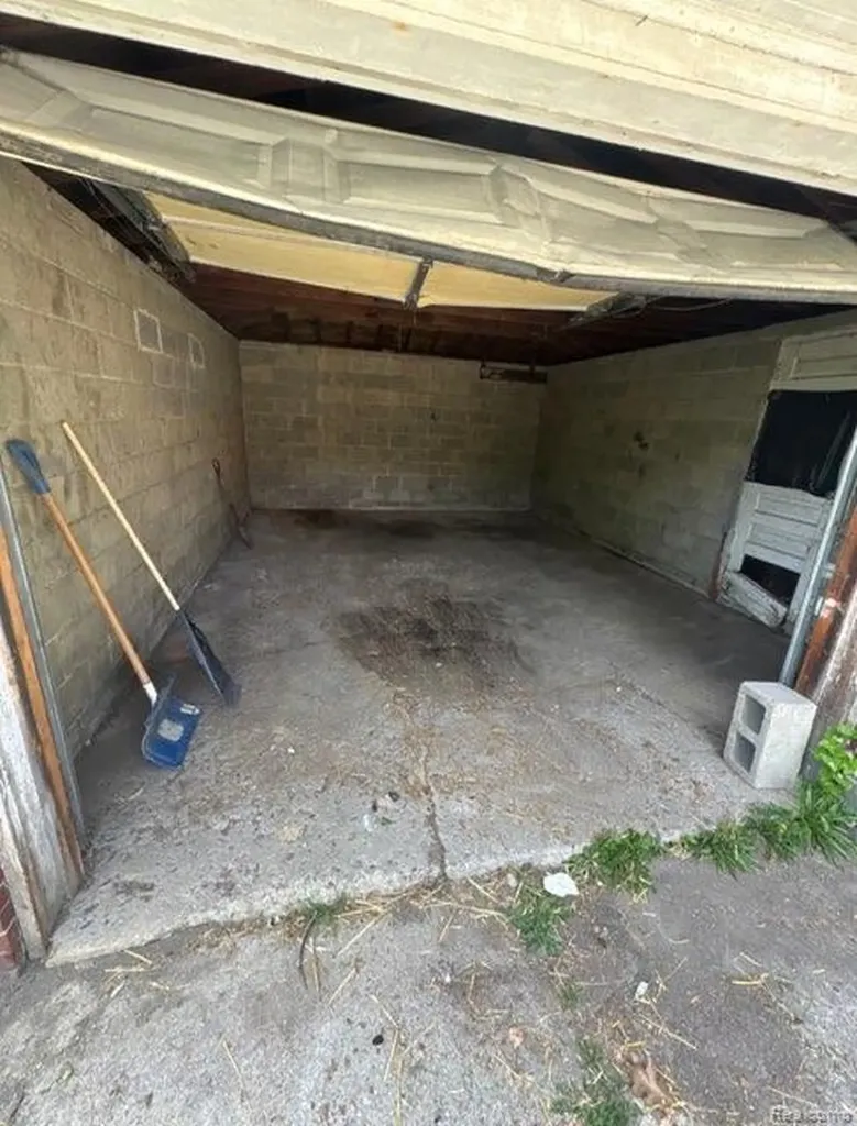 7675 Greenview Avenue Detroit City MI 48228