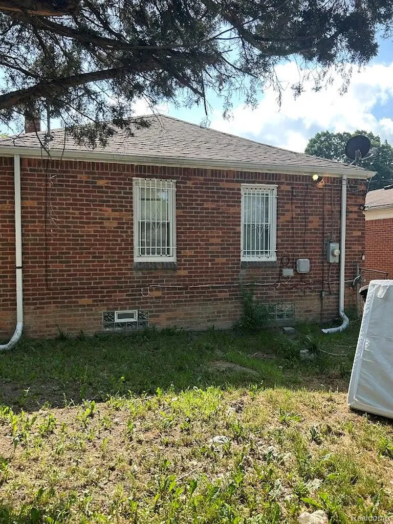 7675 Greenview Avenue Detroit City MI 48228