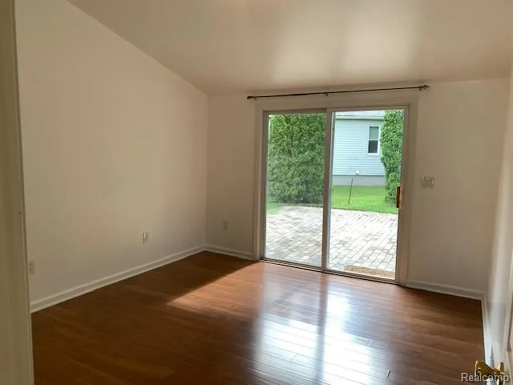 18334 Irving Street Livonia City MI 48152
