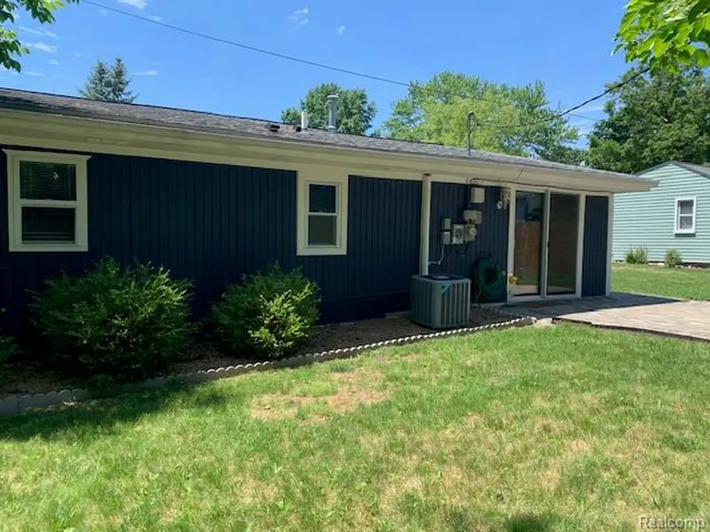 18334 Irving Street Livonia City MI 48152