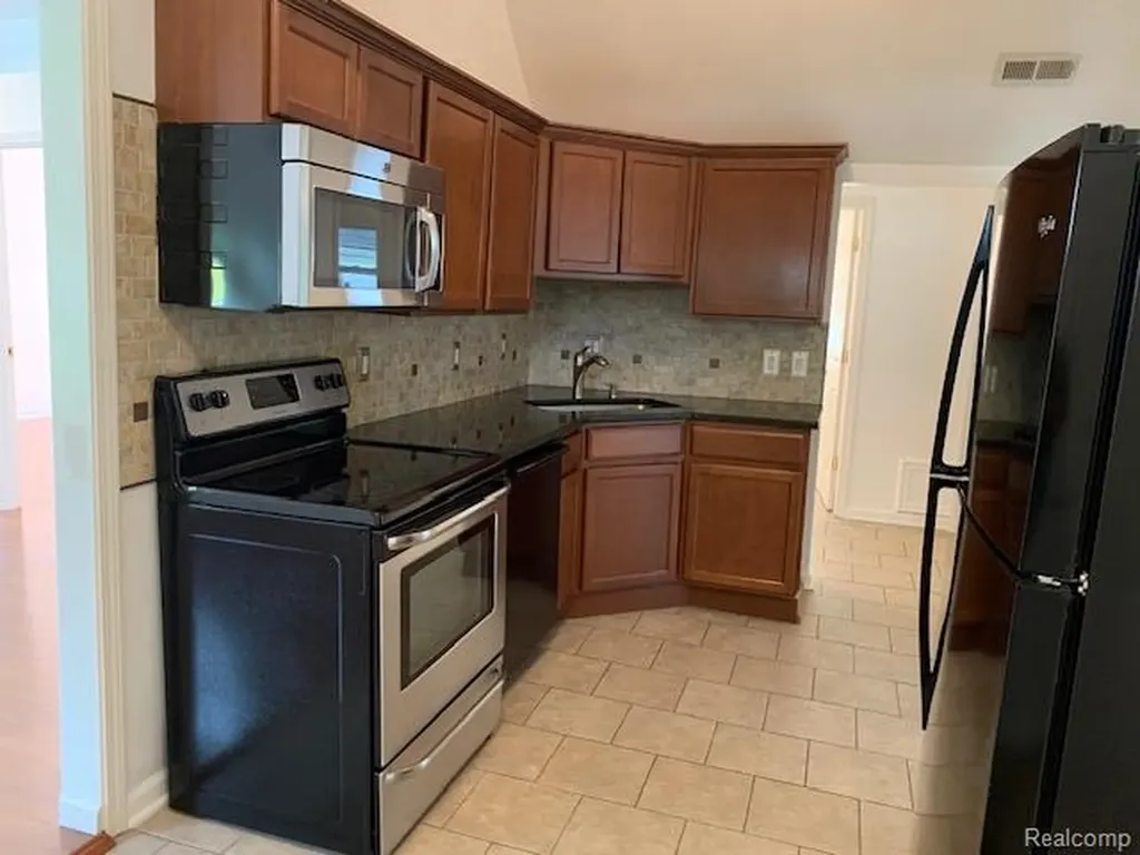 18334 Irving Street Livonia City MI 48152