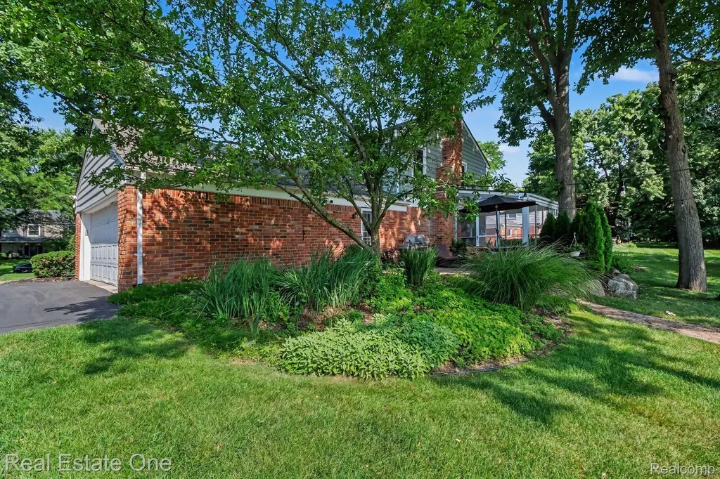 5963 Barnstable Court West Bloomfield Charter Township MI 48322