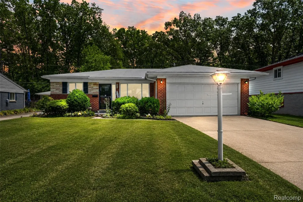 26122 Warner Avenue Warren City MI 48091