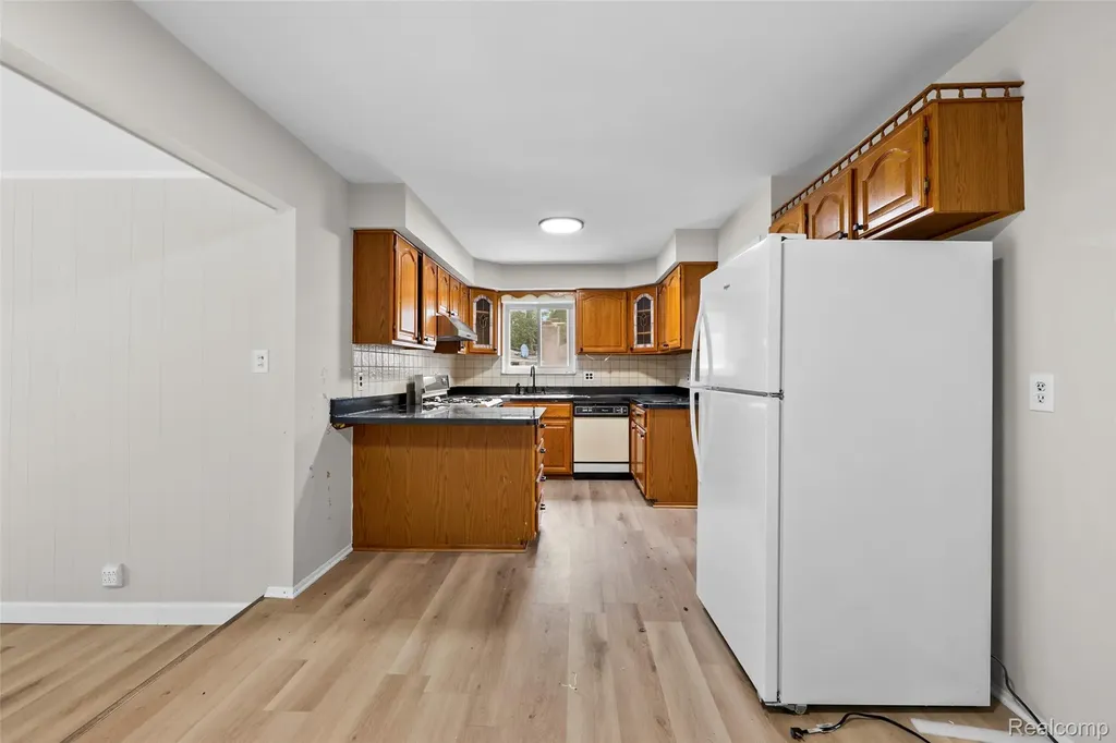 26122 Warner Avenue Warren City MI 48091