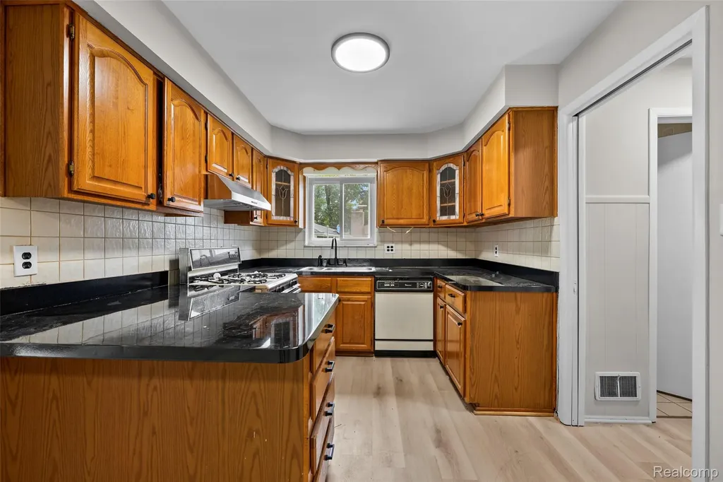 26122 Warner Avenue Warren City MI 48091