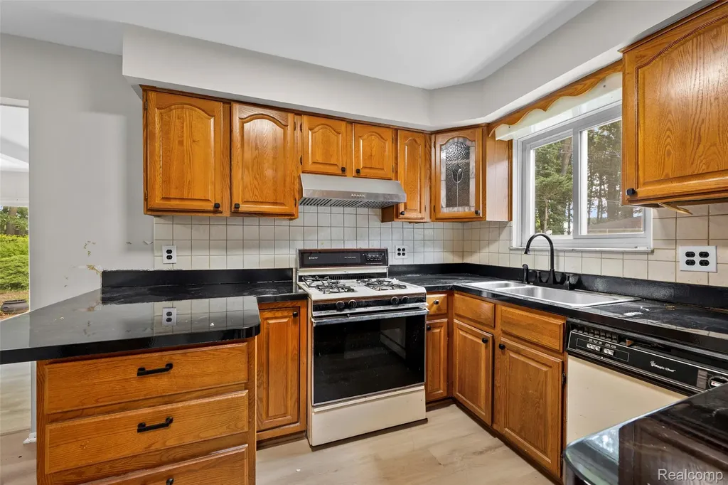 26122 Warner Avenue Warren City MI 48091