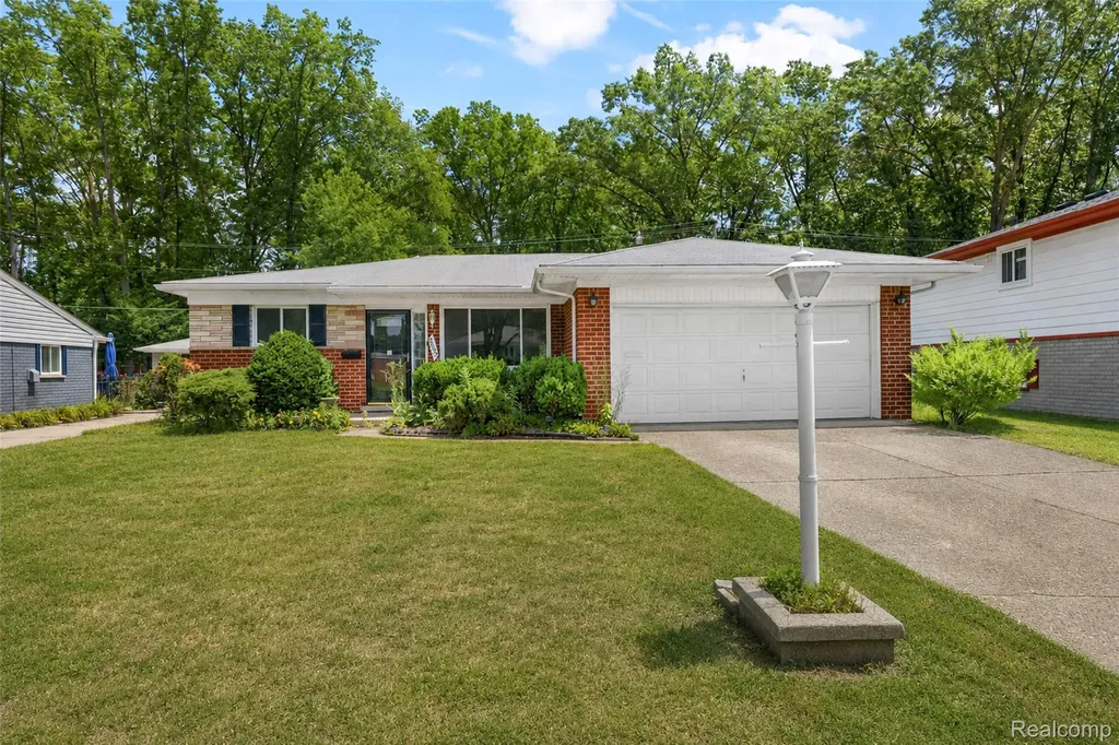 26122 Warner Avenue Warren City MI 48091