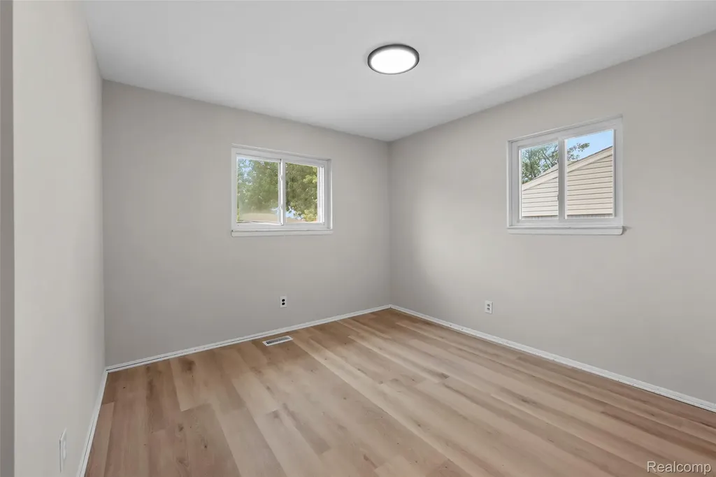 26122 Warner Avenue Warren City MI 48091
