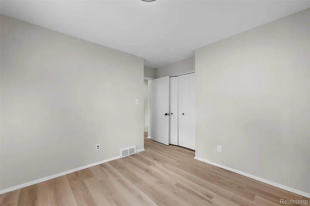 26122 Warner Avenue Warren City MI 48091