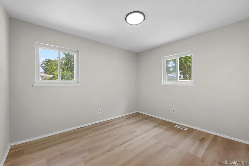 26122 Warner Avenue Warren City MI 48091