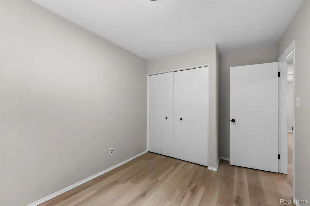 26122 Warner Avenue Warren City MI 48091