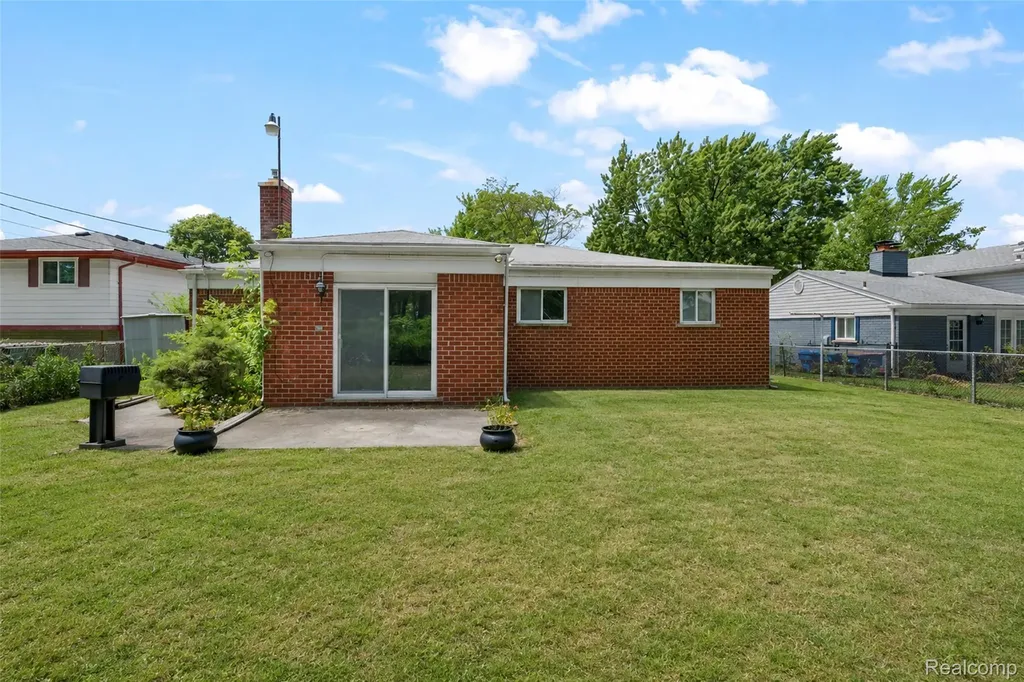 26122 Warner Avenue Warren City MI 48091