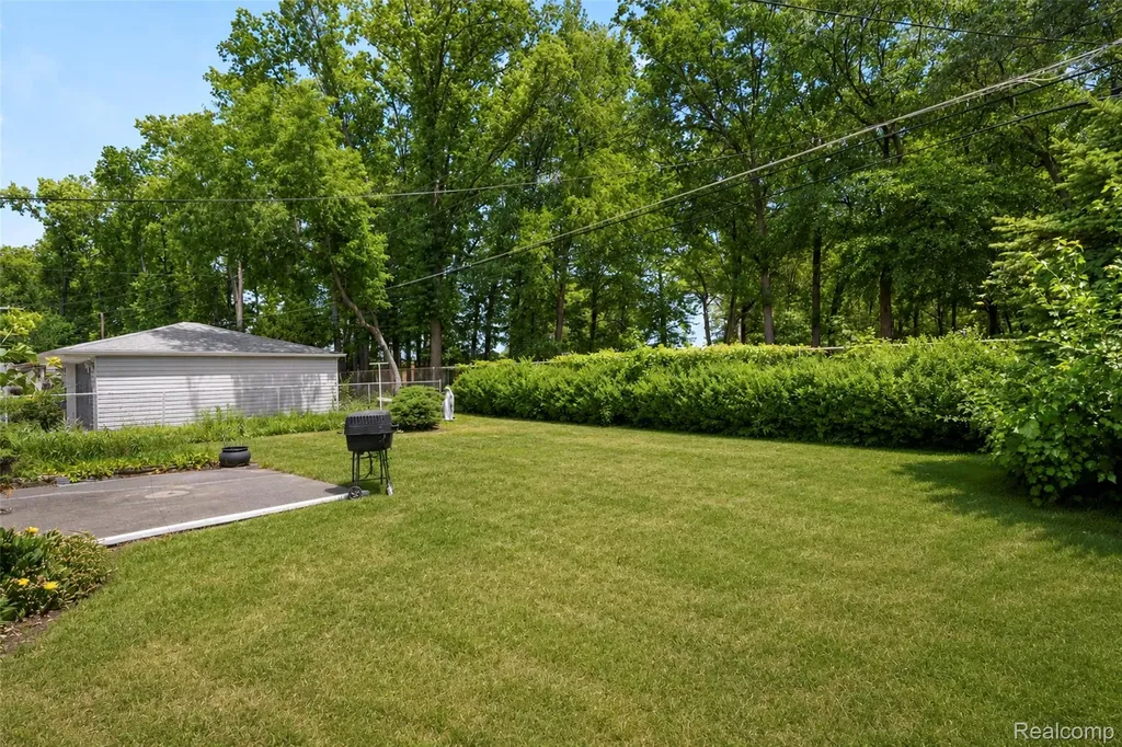 26122 Warner Avenue Warren City MI 48091