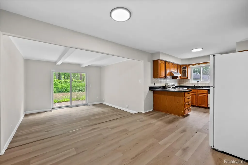 26122 Warner Avenue Warren City MI 48091