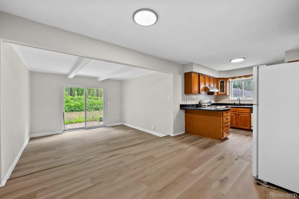 26122 Warner Avenue Warren City MI 48091