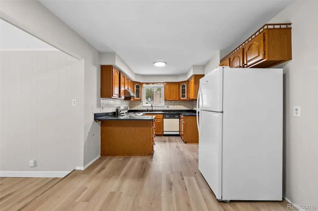 26122 Warner Avenue Warren City MI 48091