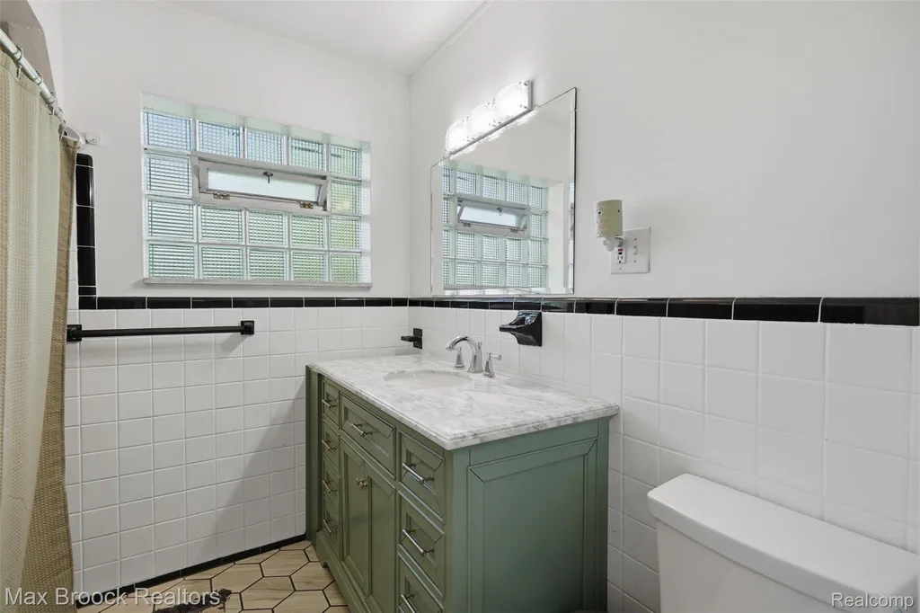 2444 Anders Drive Waterford Charter Township MI 48329