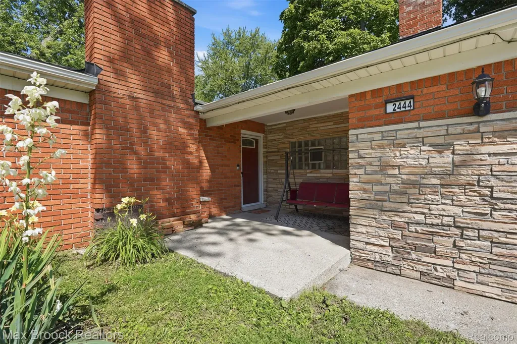 2444 Anders Drive Waterford Charter Township MI 48329