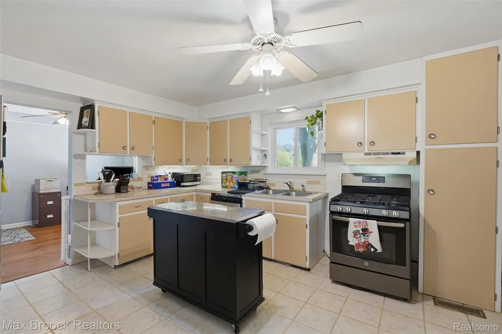 2444 Anders Drive Waterford Charter Township MI 48329