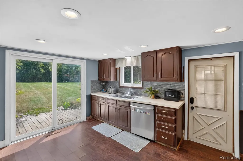 508 Deland Road Flushing City MI 48433