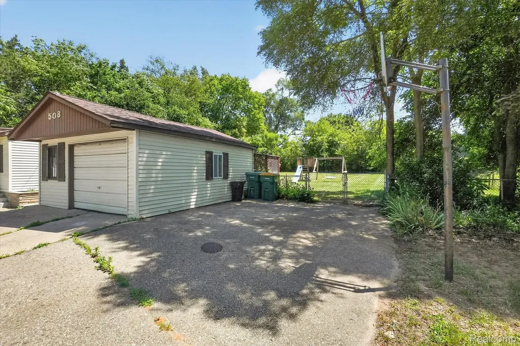 508 Deland Road Flushing City MI 48433