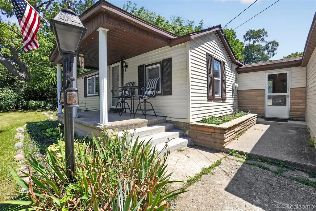 508 Deland Road Flushing City MI 48433